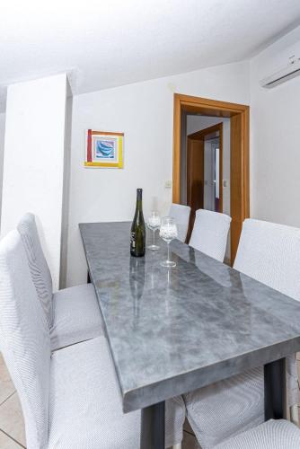 Three-Bedroom Apartment with View image 8