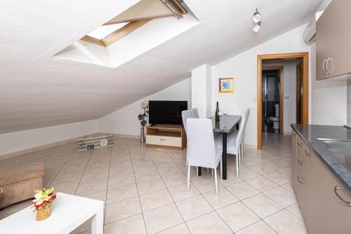Three-Bedroom Apartment with View image 7