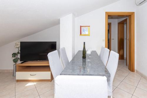 Three-Bedroom Apartment with View image 4