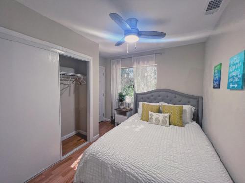 Calligraphy home with Private Deck near SDSU in Allied Gardens