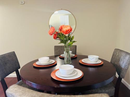 Calligraphy home with Private Deck near SDSU in Allied Gardens