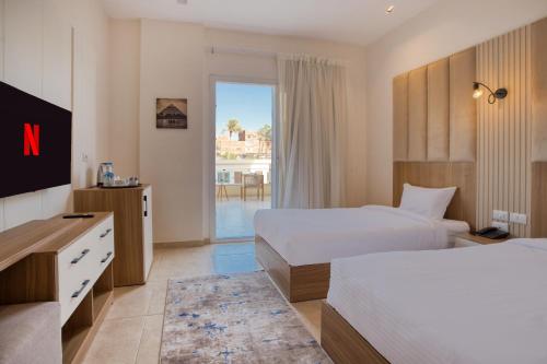 Mazar Pyramids Hotel - main image
