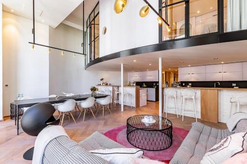 Luxurious, modern, artsy, fully fitted home! - Tap to explore photos