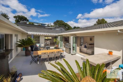 Coastal Courtyard Paradise, Auckland