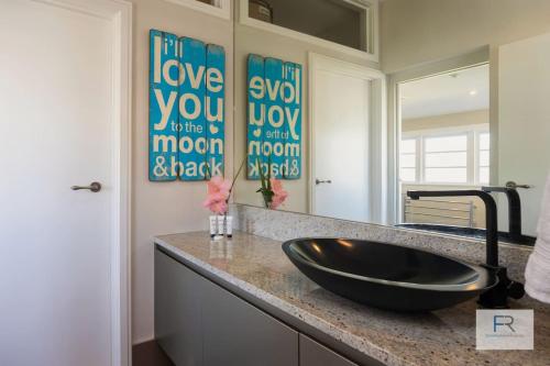 Stunning Luxury Apt with Panoramic Ocean Views and Spa, Auckland (photo 4)