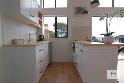 Cosy Tiny Home with Ocean Views, Auckland (photo 7)