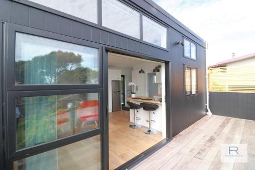 Cosy Tiny Home with Ocean Views, Auckland (photo 8)