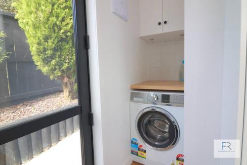 Cosy Tiny Home with Ocean Views, Auckland (photo 10)