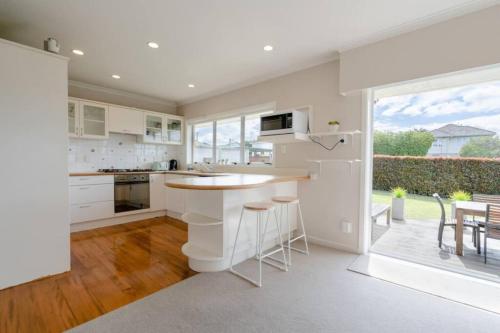 Charming One Tree Hill House by Furnished Rentals in أونيهونجا