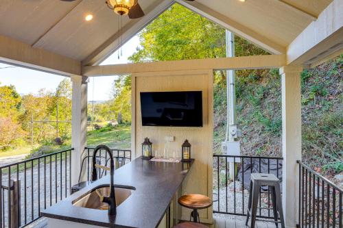 Deck, Grill and Fishing Pond Modern Cookeville Gem in Cookeville, USA