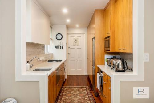 Spacious Mt Eden Apartment, Окленд (фото 8)