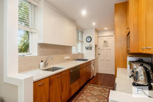 Spacious Mt Eden Apartment, Окленд (фото 9)