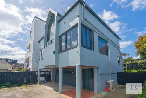 Gorgeous Orakei Home by Furnished Rentals