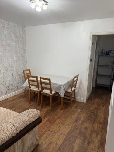 Rusholme Rooms Room Type - Three-Bedroom Apartment