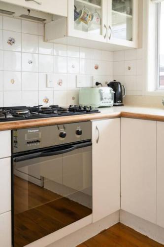 Charming One Tree Hill House by Furnished Rentals in أونيهونجا