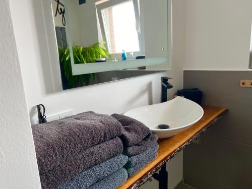 Elegante Wohnung in Erftstadt mit Balkon, Zentral, Bahnhof, Phantasialand nah