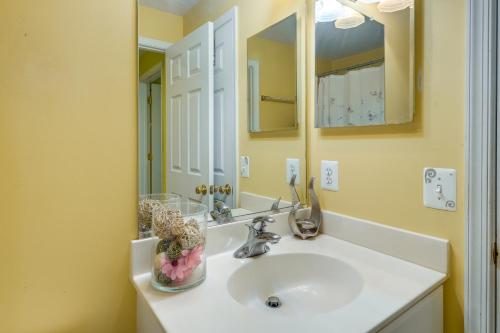20 Mi to Downtown DC Pet-Friendly Lorton Apt! in Lorton, USA