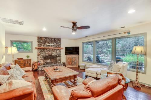 Quiet and Romantic Cabin Getaway on McKenzie River! - image 3