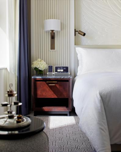 Superior King Room image 2