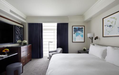 Deluxe King Room image 2