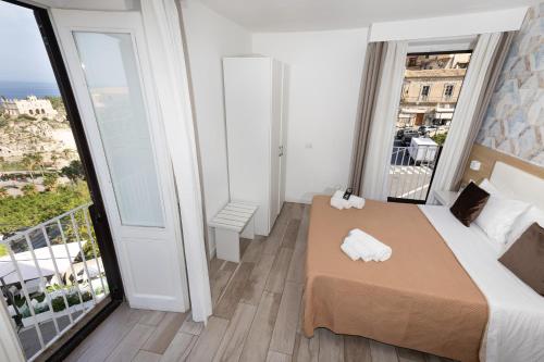 Deluxe Double Room with Balcony and Sea View room in B&B Island Tropea -Sea View Rooms & Suites-
