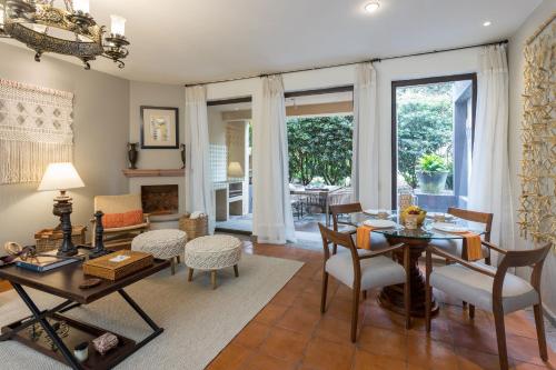 Casa Los Arcangeles, Modern 2BR with Rooftop Terrace in San Miguel de Allende, Mexico