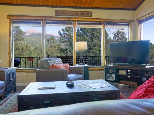 Hills Mountain Hideaway in Midland, USA