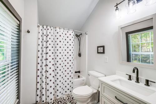 2 Mi to Warm Springs Pools Home with Large Yard! in Hot Springs, USA