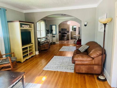 Walk to Dining Breweries and Shops Plus New Hot Tub in Louisville, USA