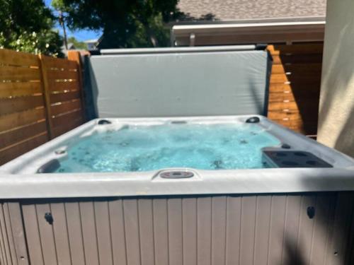 Walk to Dining Breweries and Shops Plus New Hot Tub in หลุยส์วิลล์ (CO)