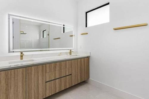 Cape Coral home with pool and game room