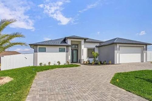 Cape Coral home with pool and game room
