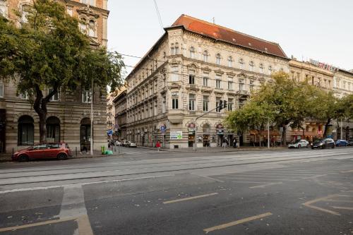 Magnificent Elegance by Erzsebet Krt & New York Cafe