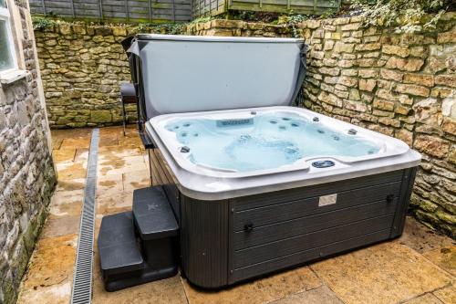 Locksbrook Lodge - Hot Tub - Spacious Outdoor Space, Bath (photo 8)