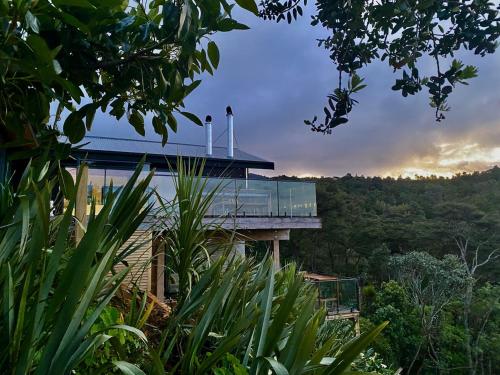 Nestled in Nature 3 Bedroom Treetop Retreat with Spa Pool & Sauna, Raglan (zdjęcie 6)