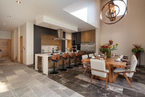 Casa Coronado, 6BR Luxury Home in Ventanas Golf Resort in San Miguel de Allende, Mexico
