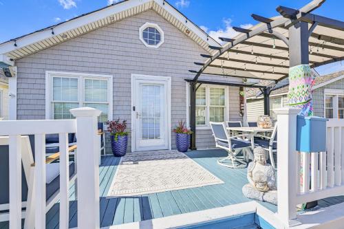 Walk to Ocean Pet-Friendly Home in Long Beach! in Long Beach