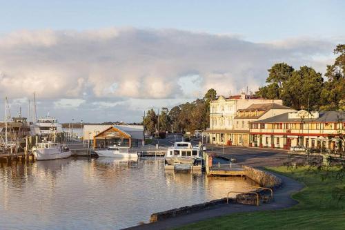 The Seafarer in Strahan