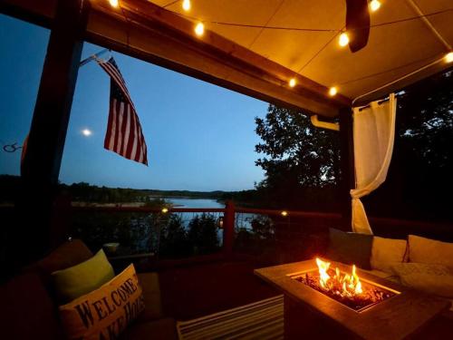 Заобикаляща среда, Fall Lakefront Escape-Fire Pits, Hunting, Hiking & Private Master Suite in Falls of Rough
