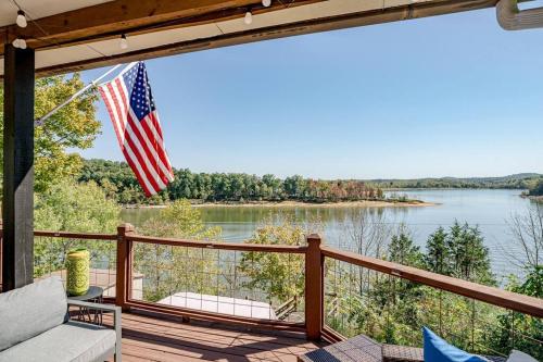 Cozy Lakefront Holiday Getaway!