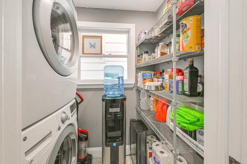 Walk to Ocean Pet-Friendly Home in Long Beach! in Long Beach