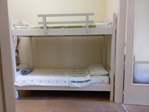 Bunk bed in dorm 5' from metro, Ateny