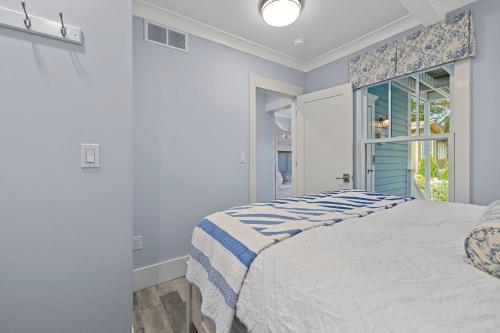 Union Pier Summer House - Strawberry Fields Suite #2 in Union Pier, USA