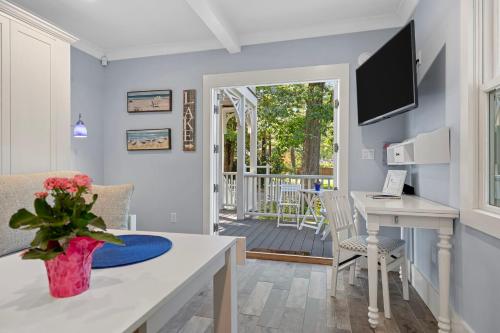 Union Pier Summer House -Amsterdam Suite #1 in Union Pier, USA