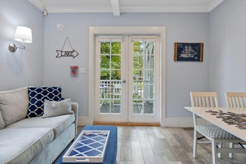 Union Pier Summer House - Strawberry Fields Suite #2 in Union Pier, USA