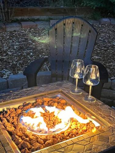 Hot Tub-Fire Pit-Dog friendly-6 Beds-2 Kitchens in Arvada, USA