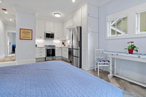 Union Pier Summer House - Herringbone Suite #5 in Union Pier, USA