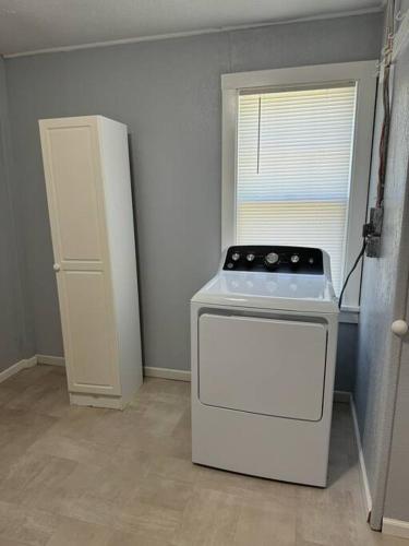 Cozy home with 3 beds and an office! in Decatur, USA