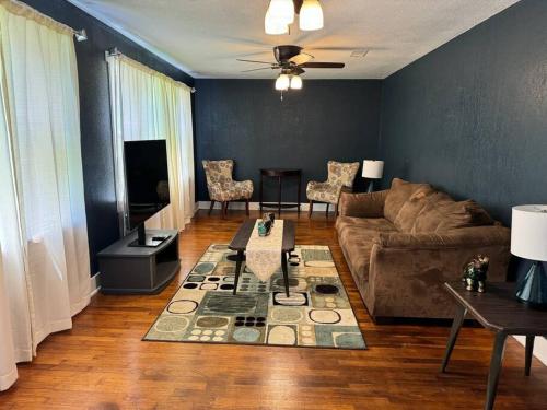 Cozy home with 3 beds and an office! in Decatur, USA