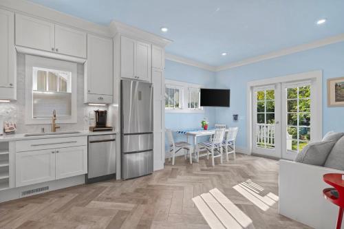 Union Pier Summer House - Herringbone Suite #5 in Union Pier, USA